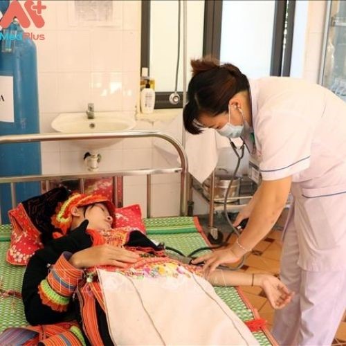 Bác sĩ phòng khám đa khoa khu vực Dào San (Phong Thổ) khám, chữa bệnh cho Nhân dân trong vùng