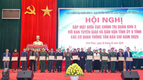 Lãnh đạo Quân khu 2 trao Bằng khen cho các cá nhân có thành tích xuất sắc trong phối hợp tuyên truyền