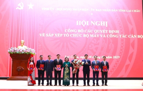 Các đồng chí Thường trực Tỉnh uỷ trao Quyết định, tặng hoa chúc mừng lãnh đạo Ban Tuyên giáo và Dân vận Tỉnh uỷ