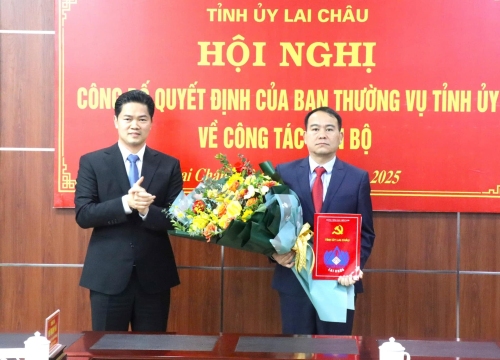 Phó Bí thư Thường trực Tỉnh uỷ Vũ Mạnh Hà trao quyết định cho đồng chí Giàng A Tằng