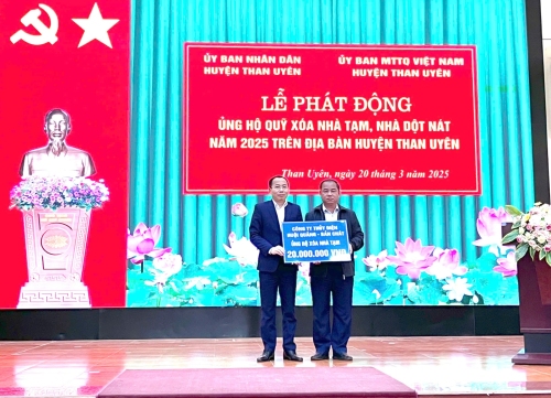 Đại diện các tổ chức, đơn vị doanh nghiệp ủng hộ "Quỹ xóa nhà tạm, nhà dột nát” huyện Than Uyên