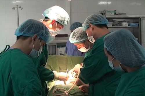 Đội ngũ y, bác sĩ của tỉnh hiện đã làm chủ được nhiều kỹ thuật y học tiên tiến trong điều trị bệnh nhân nặng