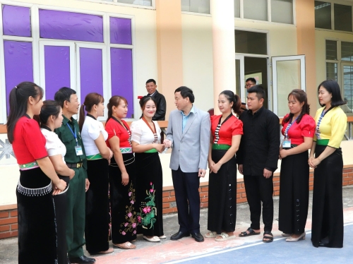 Chủ tịch UBND tỉnh Lê Văn Lương trao đổi với cán bộ và Nhân dân ở cơ sở
