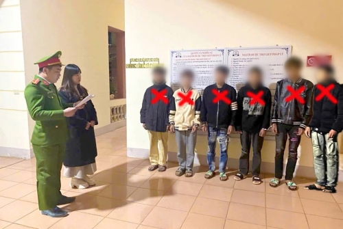 Cơ quan CSĐT thi hành lệnh bắt bị can để tạm giam đối với 06 đối tượng về hành vi "Gây rối trật tự công cộng"