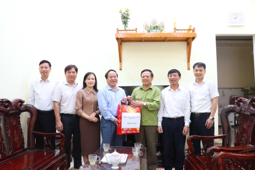 Tặng quà người có công với cách mạng trên địa bàn thành phố Lai Châu nhân kỷ niệm 50 năm Ngày giải phóng miền Nam, thống nhất đất nước (30/4/1975-30/4/2025)