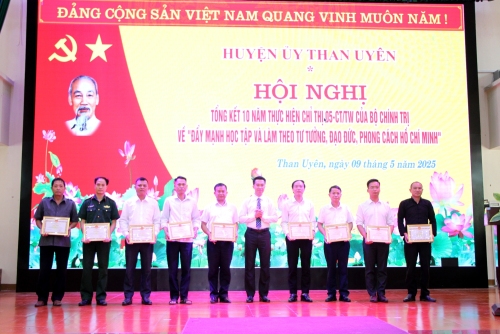 Than Uyên: 9 tập thể, 25 cá nhân được biểu dương, khen thưởng sau 10 năm thực hiện Chỉ thị số 05-CT/TW