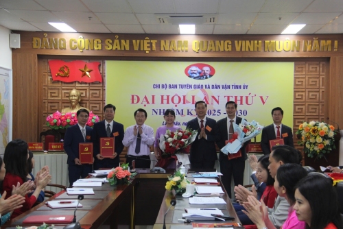 Các đồng chí: Sùng A Hồ - UVBTV, Chủ tịch Ủy ban MTTQ Việt Nam tỉnh, Phó Bí thư Thường trực Đảng uỷ các cơ quan Đảng tỉnh; Lê Đức Dục - UVBTV, Trưởng Ban Tuyên giáo và Dân vận Tỉnh uỷ tặng hoa chúc mừng Chi uỷ khoá mới
