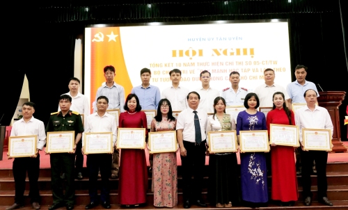 Tân Uyên: Khen thưởng 19 tập thể, 10 gia đình, 31 cá nhân