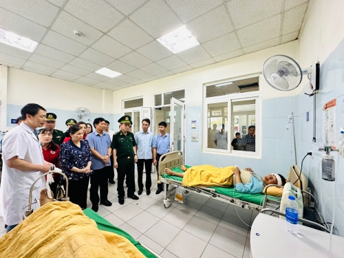 Đồng chí Bí thư Giàng Páo Mỷ và các đồng chí lãnh đạo tỉnh đến thăm hỏi, động viên những người bị thương trong vụ sạt lở đất đang điều trị tại Bệnh viện Đa khoa tỉnh