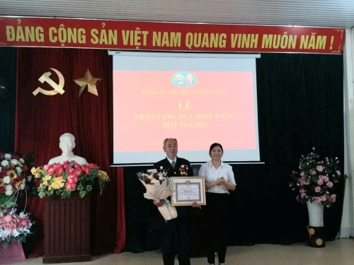 Đảng ủy Thị trấn Than Uyên trao Huy hiệu Đảng đợt 19/5