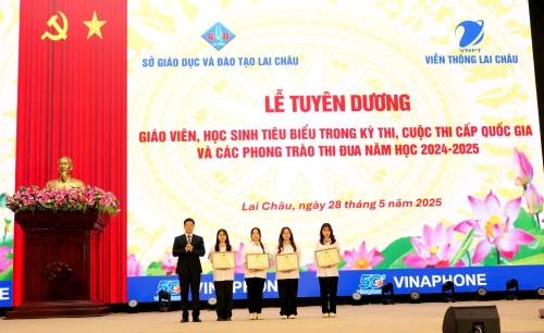 Đồng chí Vũ Mạnh Hà - Ủy viên dự khuyết Trung ương Đảng, Phó Bí thư Thường trực Tỉnh ủy trao Bằng khen của Bộ Giáo dục và Đào tạo cho 4 học sinh