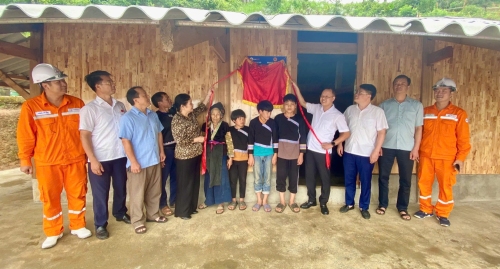 Bàn giao nhà tình nghĩa cho hộ nghèo trên địa bàn huyện Than Uyên