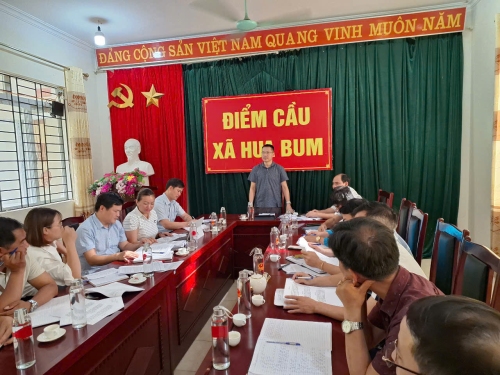 Lãnh đạo Ban Tuyên giáo và Dân vận huyện Nậm Nhùn làm việc với Đảng ủy xã Hua Bum trong triển khai nhiệm vụ tuyên truyền, vận động ở cơ sở