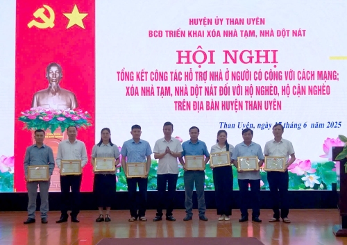 Đồng chí Nguyễn Văn Thăng - Chủ tịch UBND, Phó trưởng Ban Thường trực Ban Chỉ đạo triển khai xóa nhà tạm, nhà dột nát huyện Than Uyên trao Giấy khen cho các tập thể