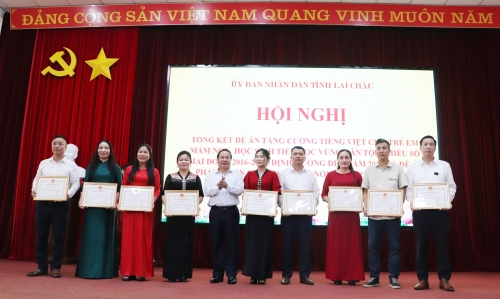 Đồng chí Tống Thanh Hải - Ủy viên Ban Thường vụ Tỉnh ủy, Phó Chủ tịch Thường trực UBND tỉnh trao Bằng khen của Chủ tịch UBND tỉnh cho các cá nhân đạt thành tích xuất sắc trong triển khai, thực hiện Đề án tăng cường tiếng Việt cho trẻ em mầm non,