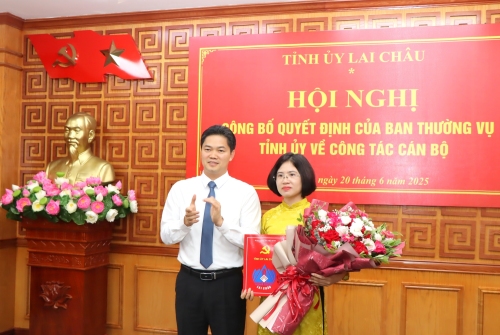 Đồng chí Vũ Mạnh Hà - Ủy viên dự khuyết Trung ương Đảng, Phó Bí thư Thường trực Tỉnh ủy trao quyết định bổ nhiệm Chánh Văn phòng Tỉnh ủy