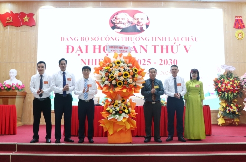Đồng chí Giàng A Tính - Ủy viên Ban Thường vụ Tỉnh uỷ, Phó Chủ tịch UBND tỉnh tặng hoa chúc mừng Đại hội