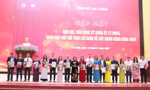 Đồng chí Giàng Páo Mỷ - Ủy viên Ban Chấp hành Trung ương Đảng, Bí thư Tỉnh ủy, Chủ tịch HĐND tỉnh, Trưởng Đoàn Đại biểu Quốc hội tỉnh với các tác giả đoạt Giải Báo chí tỉnh Lai Châu về xây dựng Đảng năm 2024
