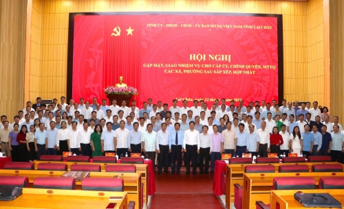 Hội nghị gặp mặt, giao nhiệm vụ cho cấp uỷ, chính quyền các xã, phường sau sắp xếp, hợp nhất