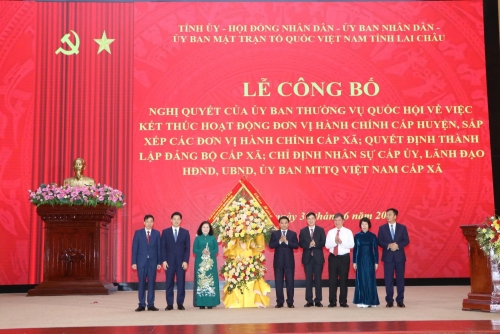 Bộ trưởng Bộ Tài chính Nguyễn Văn Thắng và các đồng chí trong Đoàn công tác tặng hoa chúc mừng tỉnh Lai Châu