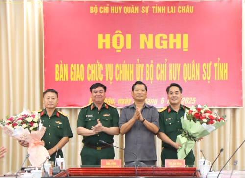 Trung tướng Phạm Đức Duyên - Bí thư Đảng uỷ, Chính uỷ Quân khu 2 và đồng chí Chu Lê Chinh - Ủy viên Ban Thường vụ Tỉnh uỷ, Phó Chủ tịch HĐND tỉnh tặng hoa chúc mừng 2 đồng chí: Triệu Kim Thắng và Thào A Pinh