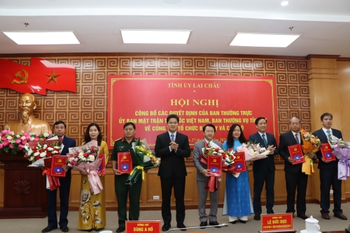 Công bố các quyết định về công tác tổ chức bộ máy và công tác cán bộ với Uỷ ban Mặt trận Tổ quốc Việt Nam tỉnh  