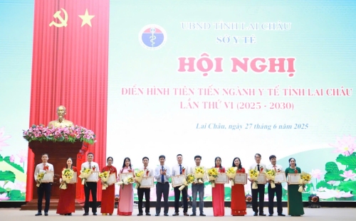 Đồng chí Bùi Tiến Thanh, Tỉnh uỷ viên, Giám đốc sở Y tế tặng giấy khen cho các điển hình tiên tiến