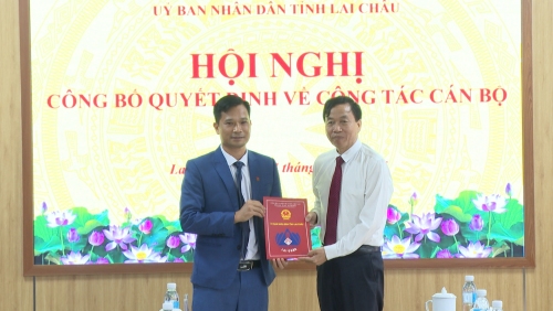 Đồng chí Lê Văn Lương – Phó Bí thư Tỉnh ủy, Chủ tịch UBND tỉnh trao quyết định cho đồng chí Trần Văn Công tân Phó Giám đốc Sở Văn hóa, Thể thao và Du lịch
