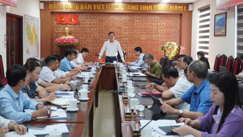 Đồng chí Trưởng Ban Tuyên giáo và Dân vận Tỉnh ủy duyệt văn kiện đại hội đảng bộ các xã: Nậm Hàng, Lê Lợi, Mường Mô, Pa Tần