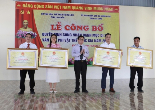 Đồng chí Nông Quốc Thành - Phó Cục trưởng Cục di sản văn hoá trao chứng nhận cho đại diện lãnh đạo các xã vùng phân bố di sản Lễ hội Then Kin Pang của người Thái tỉnh Lai Châu