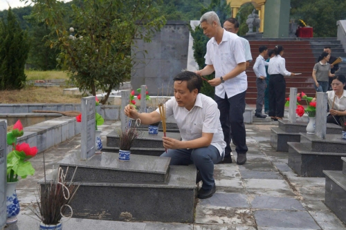 Đồng chí Trưởng Ban Tuyên giáo và Dân vận Tỉnh uỷ thắp hương tri ân các Anh hùng Liệt sĩ tại Nghĩa trang Liệt sĩ xã Nậm Hàng