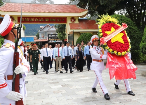 Phó Chủ tịch Quốc hội Vũ Hồng Thanh và Đoàn công tác viếng Nghĩa trang liệ sĩ tỉnh; thăm, tặng quà các gia đình thương binh, liệt sĩ và hộ gia đình có hoàn cảnh khó khăn trên địa bàn tỉnh Lai Châu