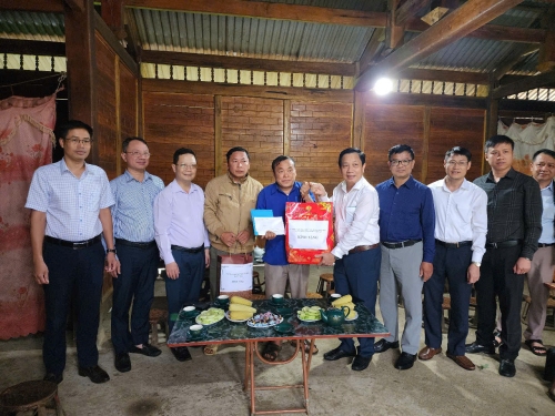 Đoàn công tác của Ủy ban Kiểm tra Trung ương thăm, tặng quà gia đình liệt sĩ