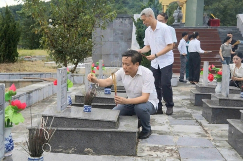 Đồng chí Lê Đức Dục - Ủy viên Ban Thường vụ Tỉnh uỷ, Trưởng Ban Tuyên giáo và Dân vận Tỉnh uỷ thắp hương tưởng niệm các Anh hùng liệt sĩ tại Nghĩa trang Liệt sĩ xã Nậm Hàng
