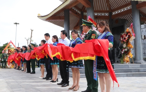 Bí thư Tỉnh uỷ Giàng Páo Mỷ dự Lễ khánh thành Nhà bia ghi tên các Anh hùng, Liệt sĩ khu vực Dào San