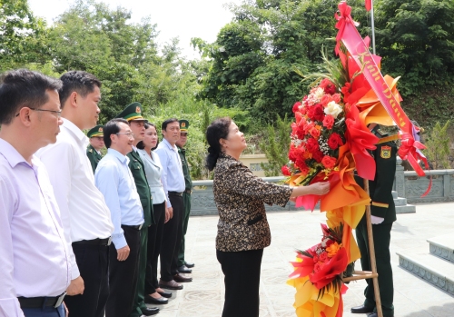 Đoàn công tác của tỉnh dâng hoa, dâng hương tại Nhà bia ghi tên các Anh hùng liệt sĩ Ma Li Pho