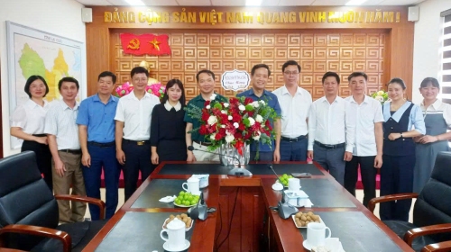Đồng chí Lê Chí Công - Hiệu trưởng Trường Chính trị tỉnh cùng các đồng chí trong Đoàn tặng hoa chúc mừng Ban Tuyên giáo và Dân vận Tỉnh uỷ