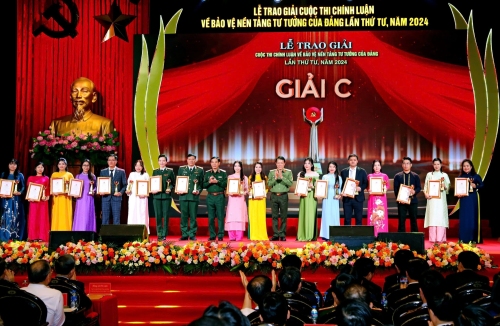 Đại diện nhóm tác giả của Đài Phát thanh - Truyền hình Lai Châu nhận giải C tại Cuộc thi Chính luận về bảo vệ nền tảng tư tưởng của Đảng năm 2024