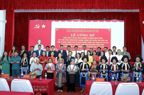 Đồng chí Chu Lê Chinh Chinh- Uỷ viên Ban Thường vụ Tỉnh uỷ, Phó Chủ tịch HĐND tỉnh chụp ảnh cùng với lãnh đạo, cán bộ chủ chốt xã Sìn Hồ tại Lê Công bố Nghị quyết của Thường vụ Quốc hội