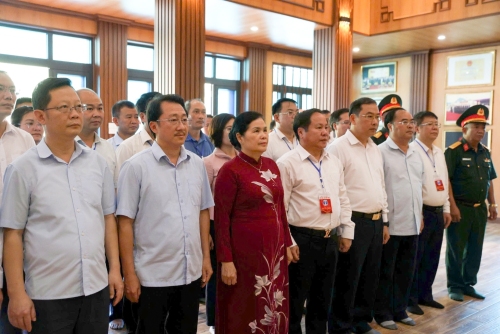Bí thư Tỉnh uỷ Giàng Páo Mỷ cùng các đại biểu dâng hương tưởng niệm Bác Hồ tại Khu di tích lịch sử Bản Lướ