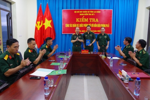 Đại tá Đặng Vĩnh Thụy - Ủy viên  Ban Thường vụ Tỉnh ủy, Chỉ huy Trưởng Bộ CHQS tỉnh, tặng quà động viên cán bộ, chiến sỹ đồn Biên phòng Pa Ủ