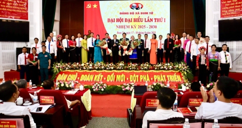 Đồng chí Tống Thanh Hải - Ủy viên Ban Thường vụ Tỉnh uỷ, Phó Chủ tịch Thường trực UBND tỉnh tặng hoa chúc mừng Ban Chấp hành khoá mới