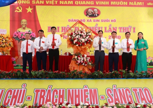 Chủ tịch UBND tỉnh Lê Văn Lương tặng hoa chúc mừng Đại hội