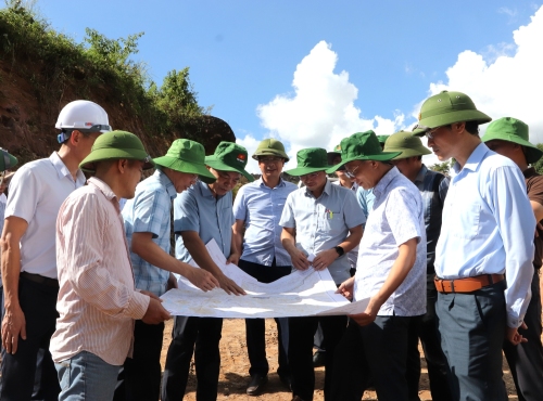Đoàn công tác kiểm tra bản đồ dự án Hồ chứa nước Giang Ma