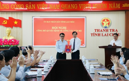 Chủ tịch UBND tỉnh Lê Văn Lương trao Quyết định và tặng hoa đồng chí Phạm Văn Hưng