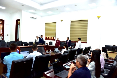 Các đồng chí lãnh đạo tỉnh kiểm tra hoạt động của Trung tâm báo chí