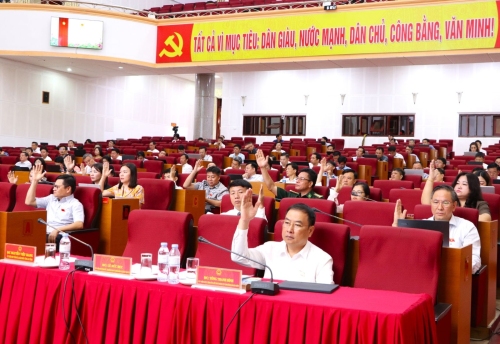 Đại biểu biểu quyết thông qua nghị quyết tại Kỳ họp