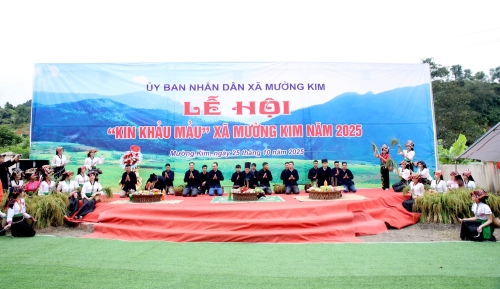 Nhân dân các bản Cáp Na 1, Cáp Na 2, Cáp Na 3 tái hiện nghi lễ làm cơm cốm, làm lễ vật và cúng thổ địa