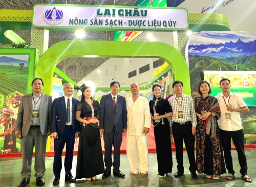 Chủ tịch UBND tỉnh Lê Văn Lương cùng Đoàn công tác thăm và chụp ảnh lưu niệm tại không gian trưng bày của tỉnh