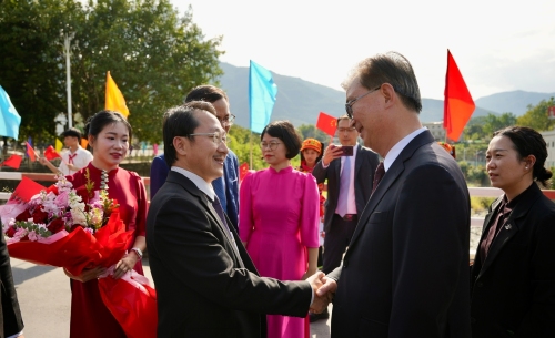 Đồng chí Sùng A Hồ - Phó Bí thư Thường trực Tỉnh ủy, Chủ tịch Ủy ban Mặt trận Tổ quốc Việt Nam tỉnh đón Đoàn Đại biểu tỉnh Vân Nam